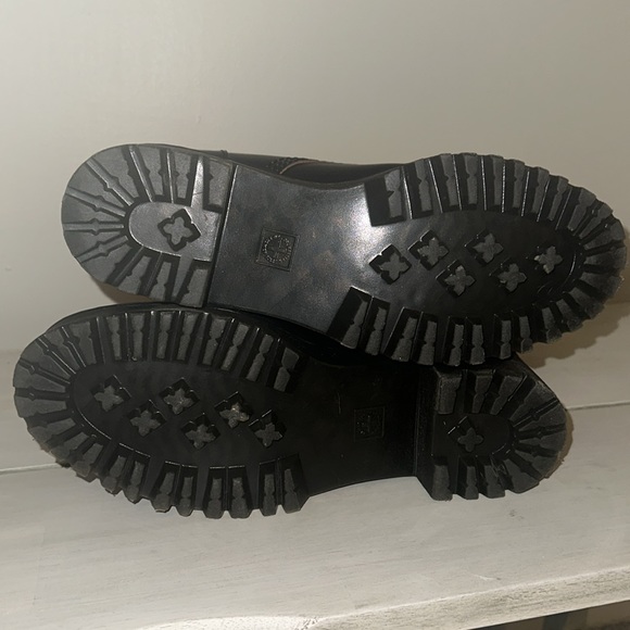 Dr. Marten Leona Boots - Picture 3 of 5